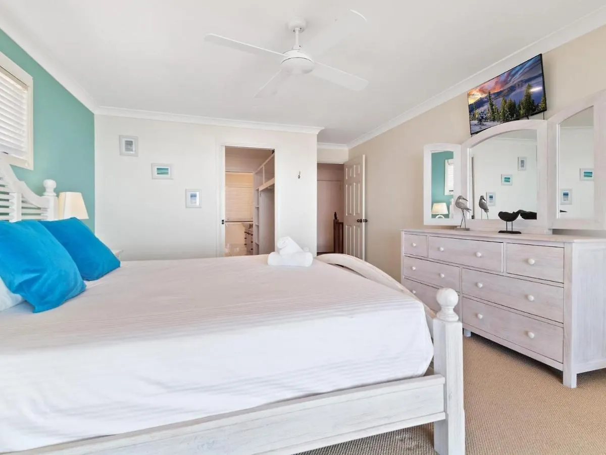 Belle Vue Beach House By Discover Stradbroke Point Lookout 0*,  Australia